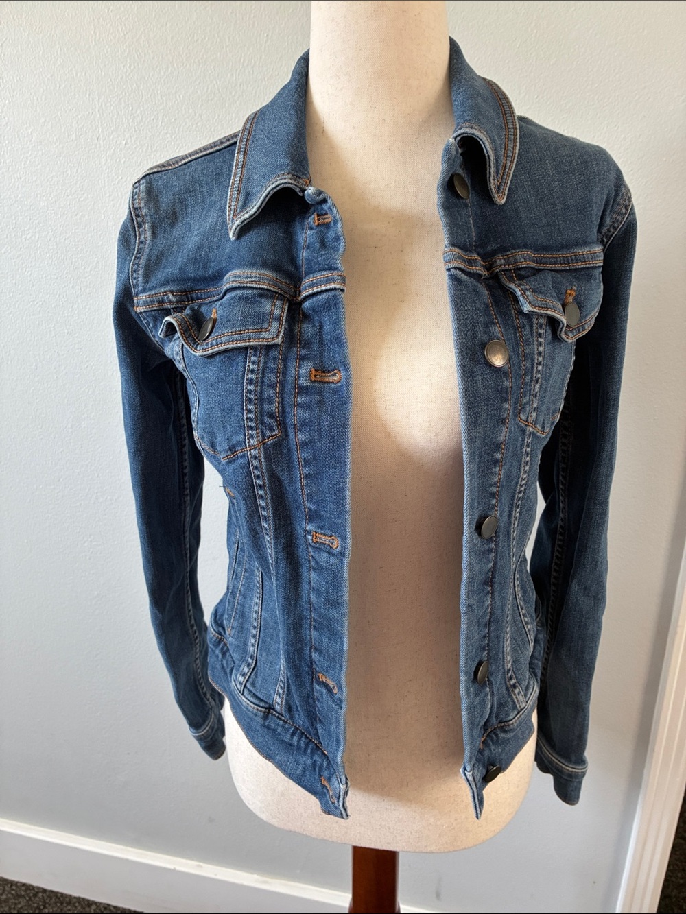Theory cotton jean jacket size xs. Perfect condition